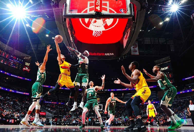  老鹰逆转雄鹿，杨神迹三分准绝杀  