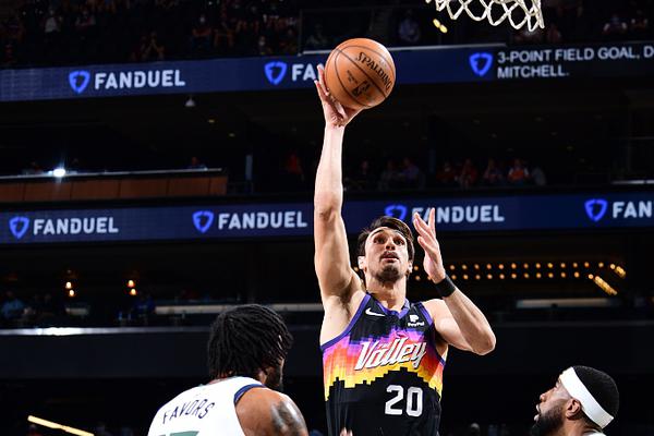  布克末节爆发连中关键球，太阳险胜爵士守住西部第二