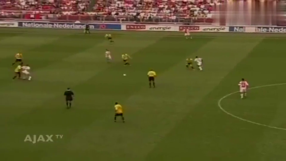  亚眠中场大师级调度，精准直塞撕裂对手防线